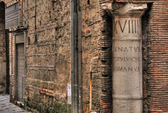 Aversa e le pietre del tempo: il riuso dell’antico tra le strade del centro storico